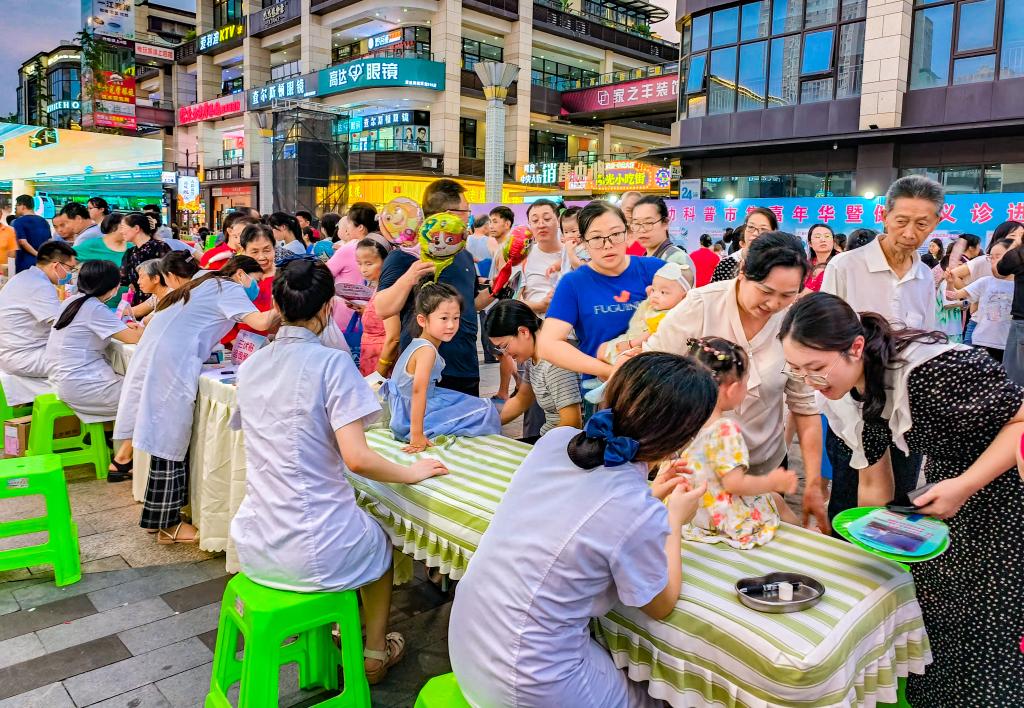 专家义诊进夜市活动现场。主办方供图