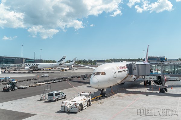 吉祥航空以引进波音787为契机,发力洲际航空市场,图为在赫尔辛基机场的吉祥航空787(吉祥供图