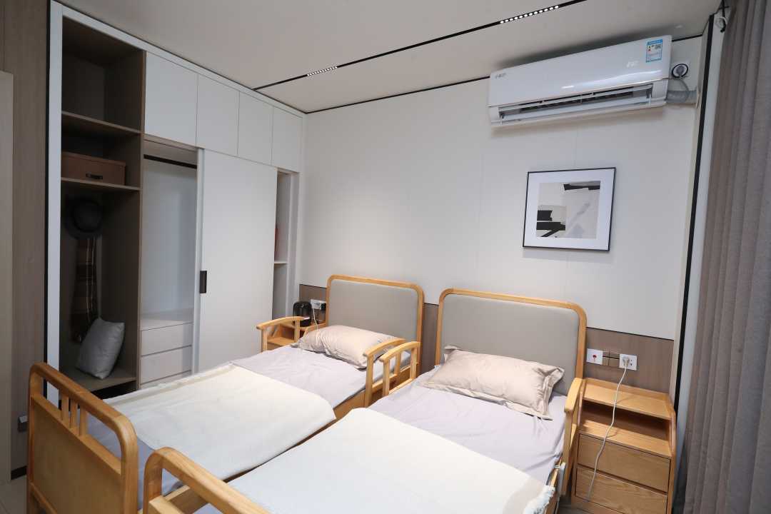 “老人房”中的智能家具,能够满足适老化照应。 韩秉志摄