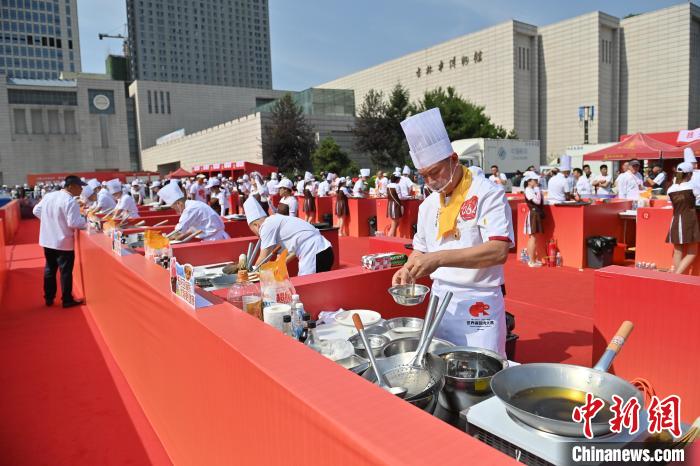 6月29日，世界鍋包肉大賽在吉林省吉林市拉開帷幕，中外選手現場加熱油鍋，比拚廚藝。圖為比賽現場。張瑤 攝