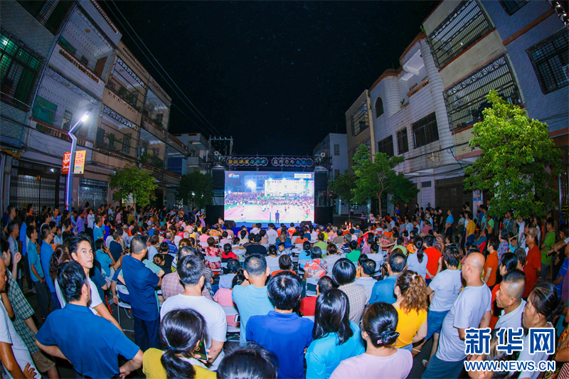 群眾通過電子大屏觀看比賽情況。新華網發