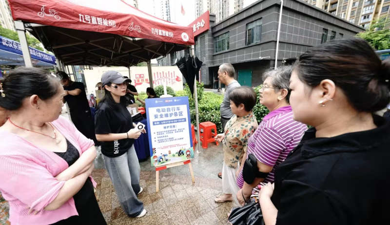 九号公司为智苑社区居民做电动车风险排查和免费保养。