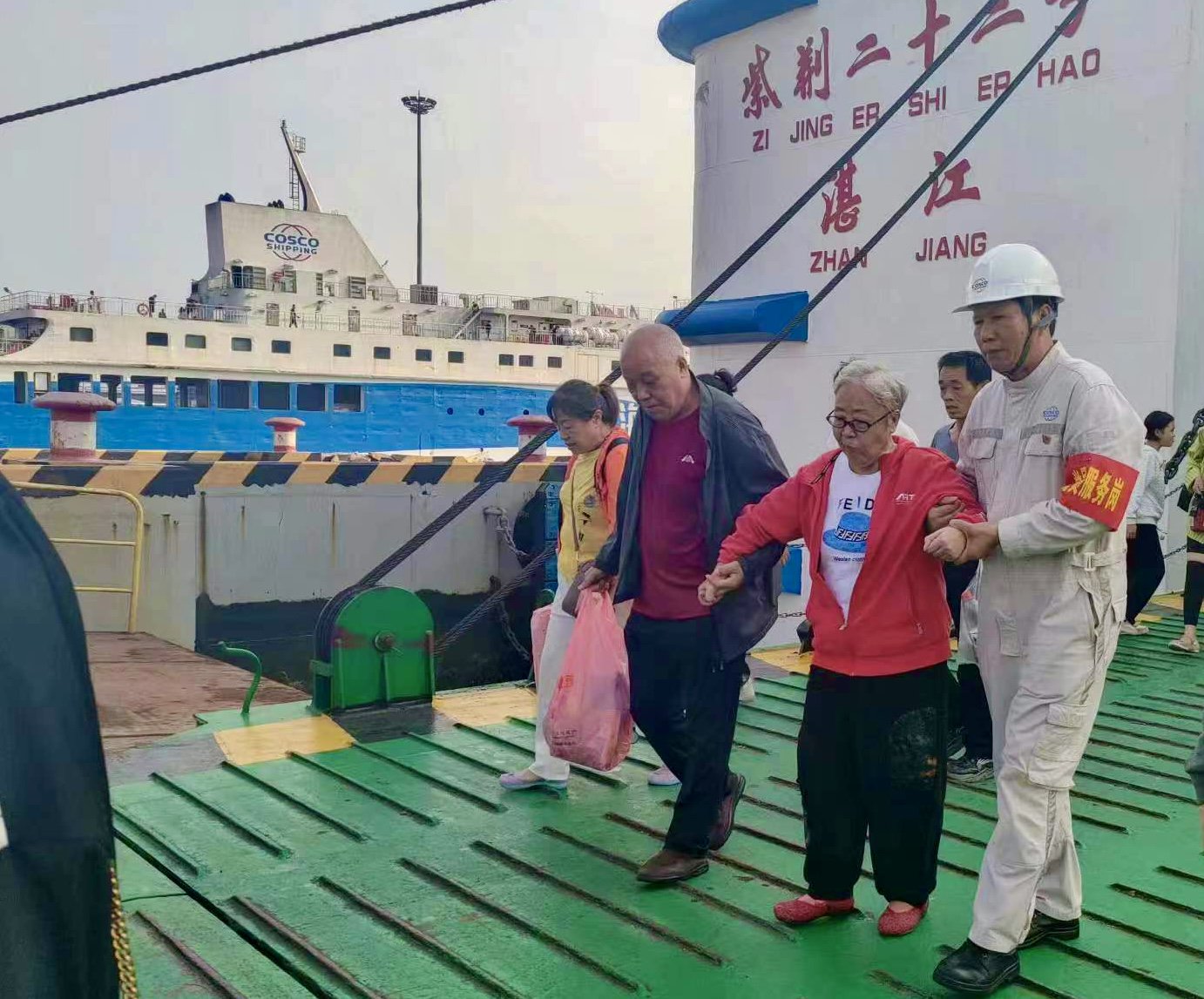 船员协助旅客下船(海峡股份供图)