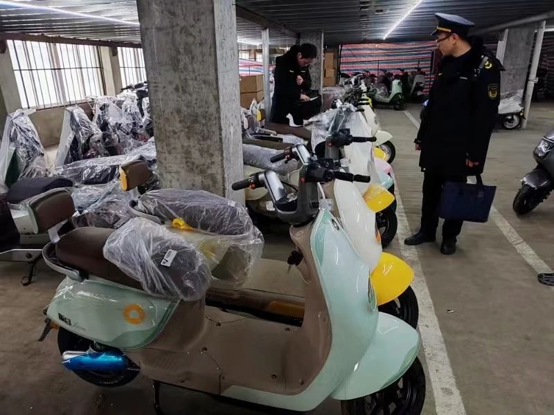 执法人员在对在售电动自行车进行检查。资料图片