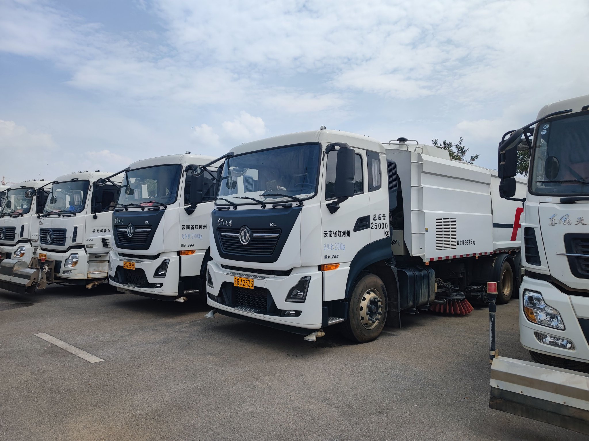停车场里的东风汽车。时代周报记者摄