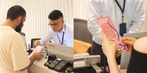 入境游客在百联青浦奥莱领取BAILIAN Gift Card