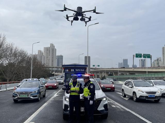 上海公安交警启用无人机在高架低空巡航,抓拍取证开车“玩手机”等交通违法。 邬林桦 摄