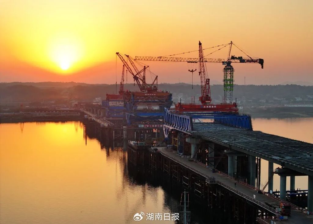 长沙暮坪湘江特大桥建设工地一派热火朝天的施工景象。湖南日报全媒体记者 童迪 摄