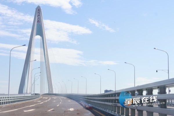 （香爐洲大橋是目前湘江上跨度最大、主塔最高的獨塔斜拉橋。）