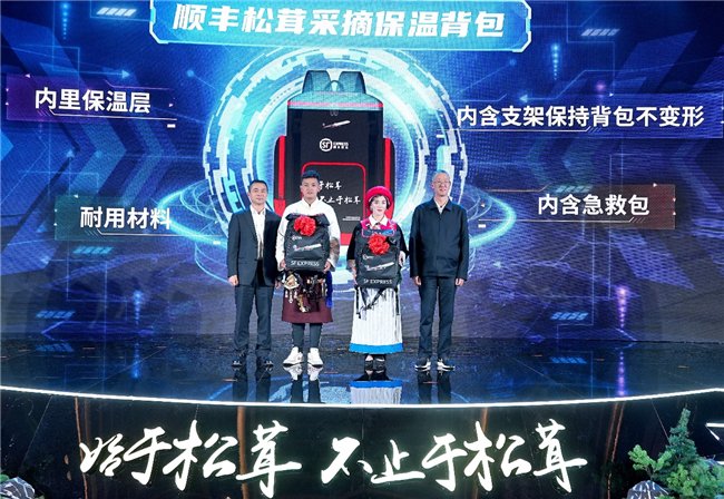 背包捐赠活动现场