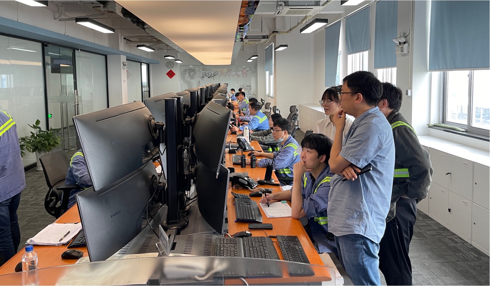 宁波舟山港梅山港区调度中心(财联社记者摄)
