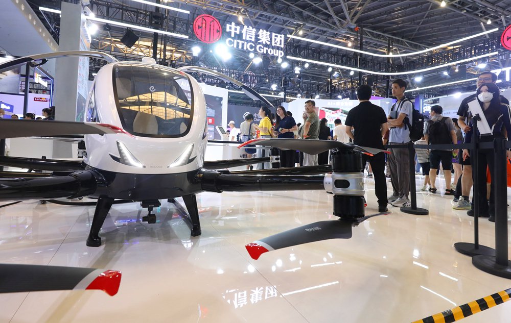   7月6日，在2024世界人工智能大會，參觀者在一架電動垂直起降飛行器旁駐足觀看。新華社記者 方喆 攝