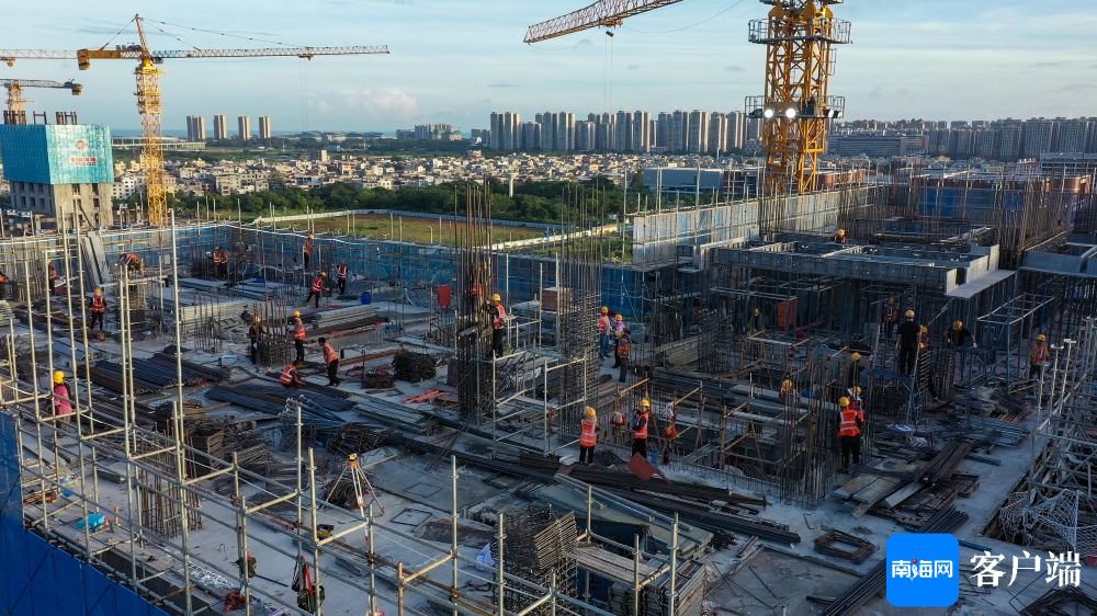 中国海油深海能源开发总指挥部基地项目工地上,工人忙碌施工中。记者 刘孙谋 摄