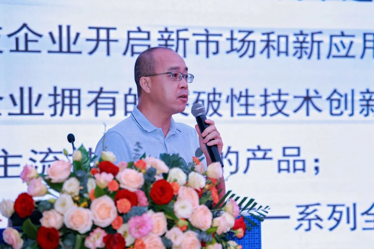 图|邝中博士在会上分享