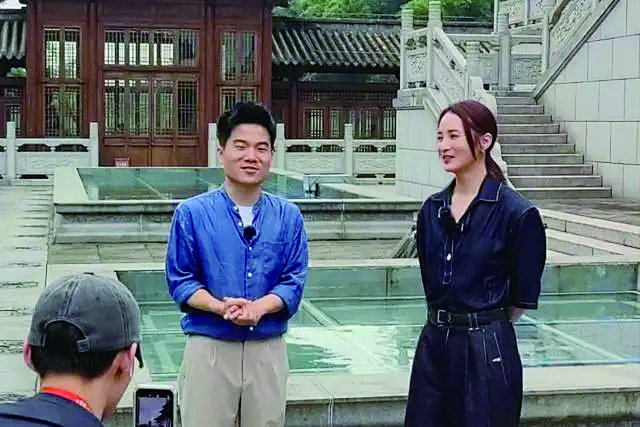 董宇辉、蒋勤勤走进大足石刻