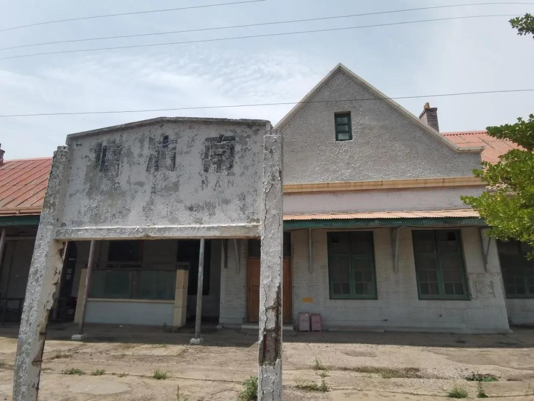 （塘沽火车站旧址主体建筑一角）