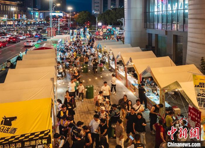 夜色下的城市集市热闹喧天。方飞 摄