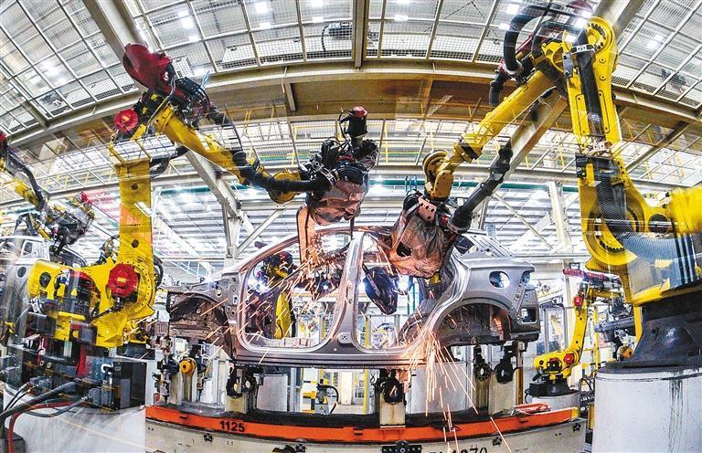 圖：比亞迪生產車間機器人銲接作業