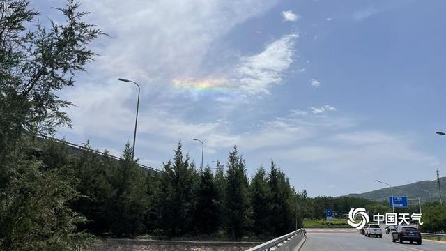 2024年5月14日中午，北京国家植物园北园上空出现环地平弧。图/中国天气