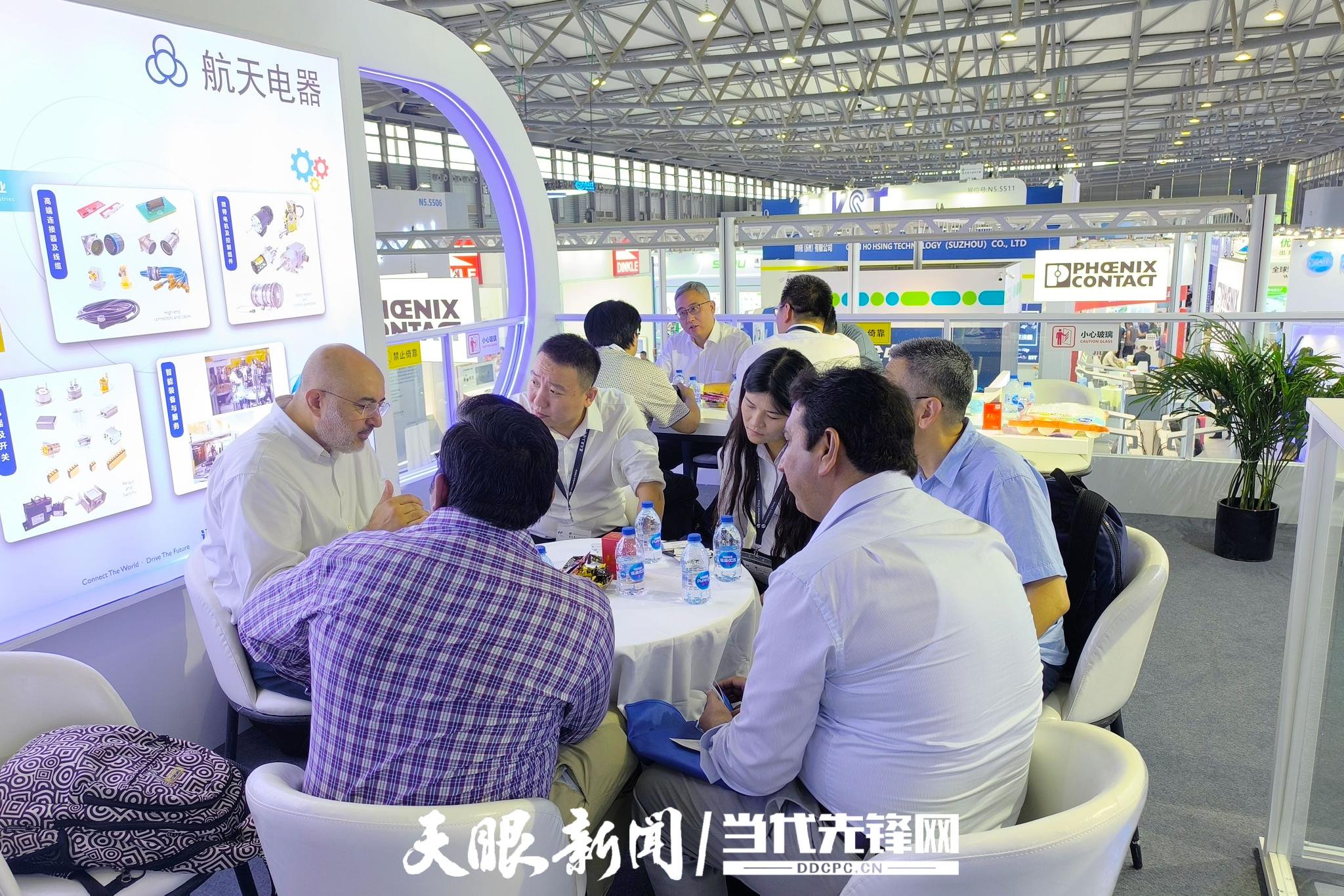 贵州航天电器吸引众多国内外参展商、客户等驻足了解。 企业供图