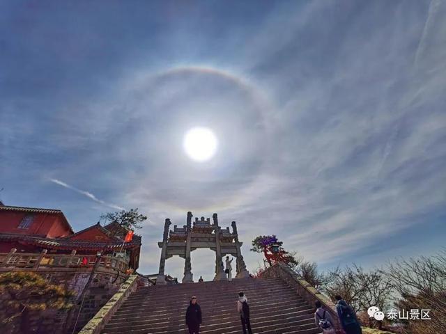 2023年4月7日，泰山之巅出现22°晕、上下切弧和外接晕。图/泰山景区