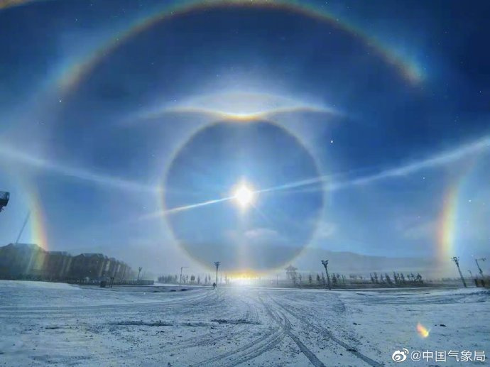2022年1月9日新疆赛里木湖出现“万华镜旋之空”。图/中国气象局
