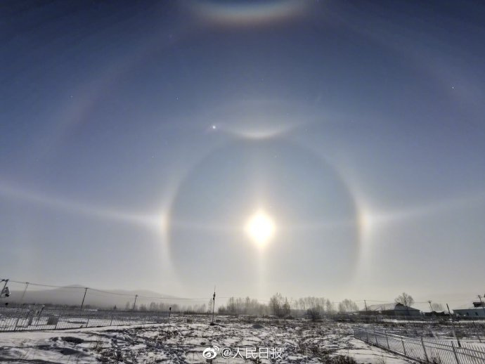 2021年1月15日内蒙古呼伦贝尔市牙克石市图里河镇上空出现罕见组合冰晕。图/人民日报