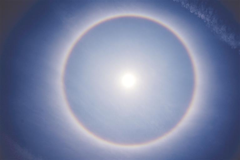 “日晕”奇观宛如一圈“花环”。 图/深圳晚报