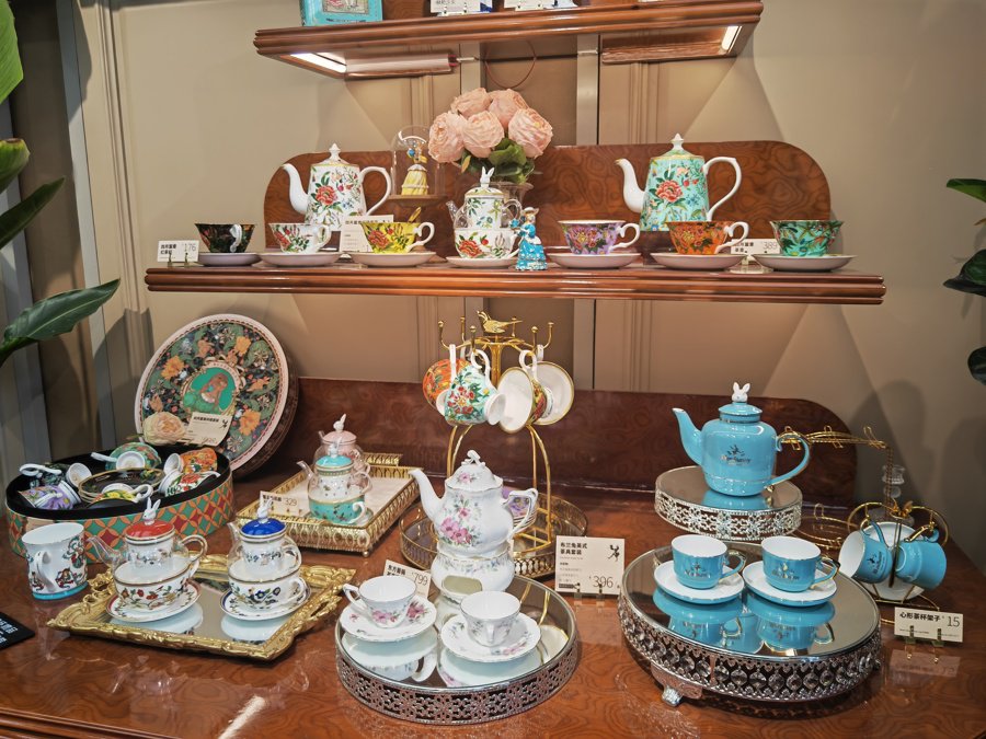 时尚茶用品店出售的茶具。