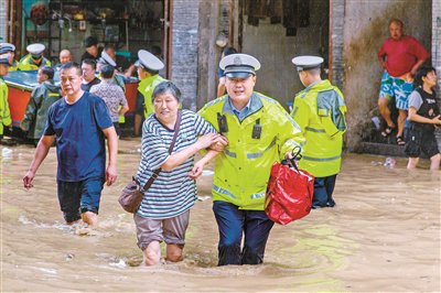7月11日,在重庆市巫溪县宁河街道,公安民警帮助沿河居民转移
