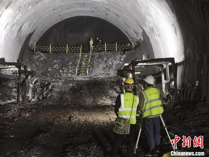 西寧至成都高鐵瑪莫柯2號隧工現場。中國鐵路成都局集團供圖