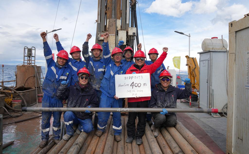 7月12日,科研隊員和鑽探隊員在慶祝納木錯湖底402.2米深度湖泊岩芯樣品成功採集。新華社記者 晉美多吉 攝