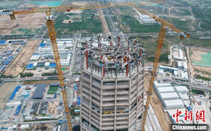 2024年6月20日,航拍雄安地標性建築中國中化大廈,目前已呈現出層層簇擁、拔節生長的體態。中新社記者 韓冰 攝