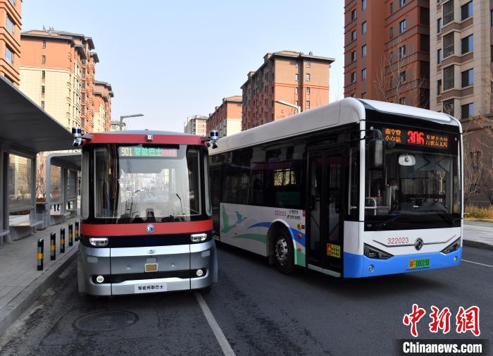 2023年2月22日,雄安新區的智能網聯巴士901線測試車輛與普通城市公交車駛出公交站台。中新社記者 韓冰 攝