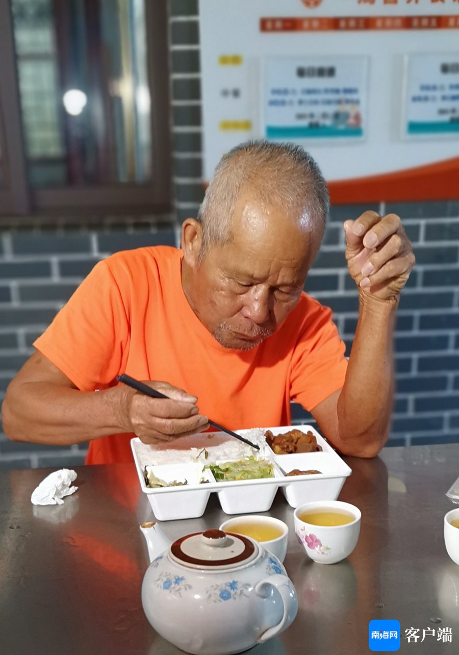 美德社区老年人日间照料中心的老年饭堂里,老人在用餐。记者 王康景 摄