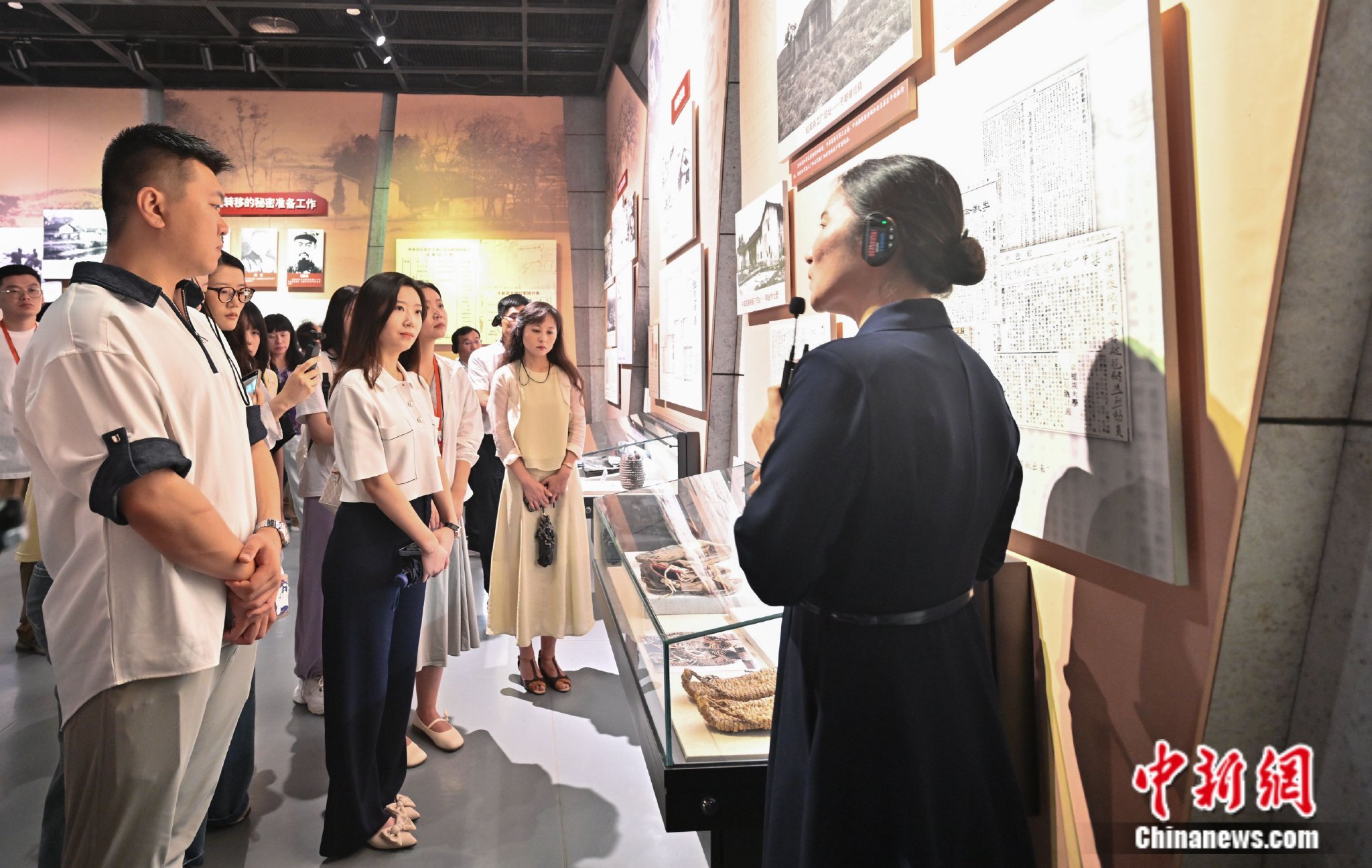 採訪調研團成員在中央紅軍長征出發紀念館調研。主辦方供圖
