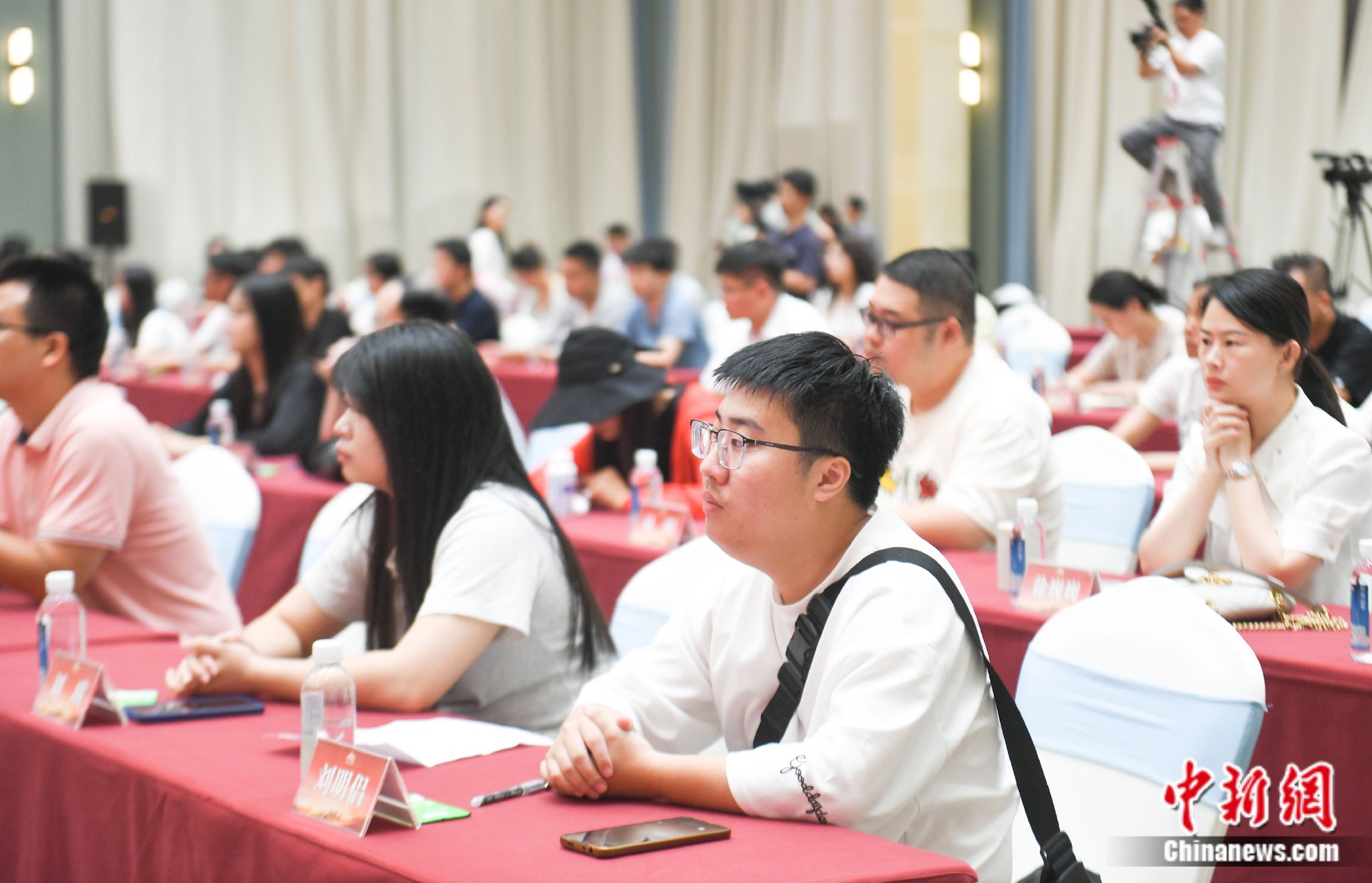 20餘家中央、省市重點新聞、理論網站的記者,連同高校師生代表和網絡名人等共60餘人,參加江西線採訪調研。主辦方供圖