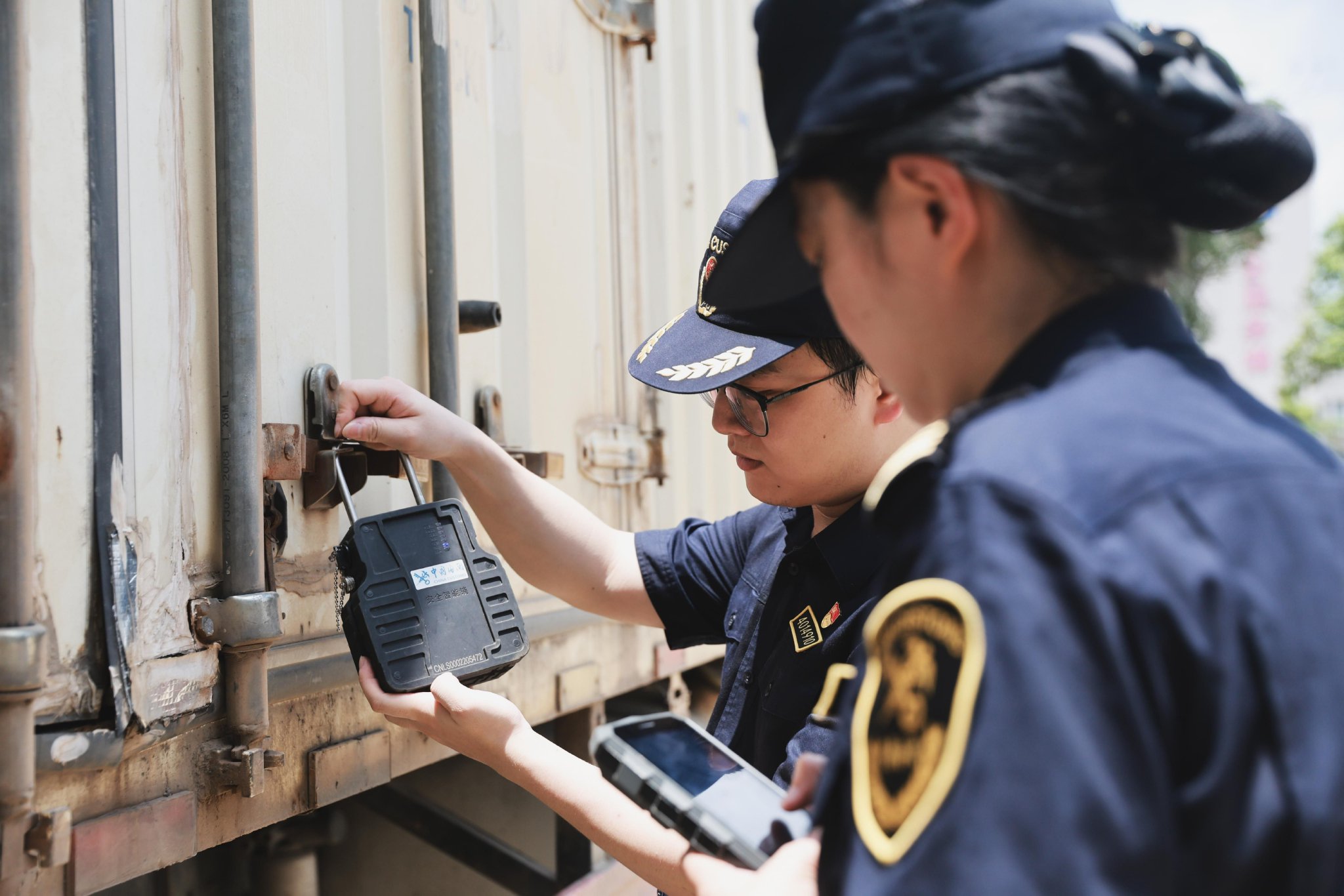 南昌海關所屬南昌昌北機場海關關員對跨境電商轉關車輛施加「智能關鎖」。徐驍攝