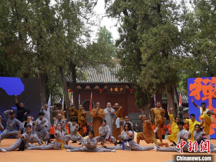 7月14日,河南登封,2024少林考功總決賽在嵩山少林寺閉幕,眾多海外選手在閉幕式上表演羅漢拳。夏青華 攝