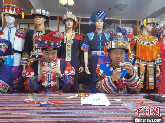 圖為學員參加「瑤繡夜校體驗課」。受訪者供圖