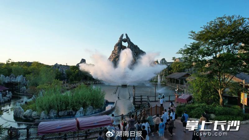 长沙方特邀你夏日玩水。