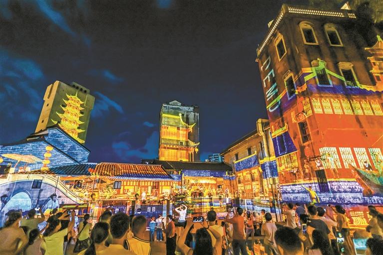 观澜古墟夜间灯光秀。(受访单位供图)