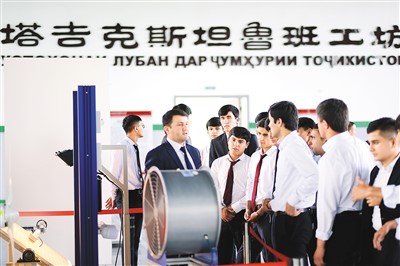 學生們在魯班工坊內聽塔方老師講解。新華社記者 鄭開君攝