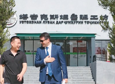 在塔吉克史丹首都杜尚別,來自天津城市建設管理職業技術學院與塔吉克史丹技術大學的校方相關負責人進行交流。新華社記者 孟菁攝