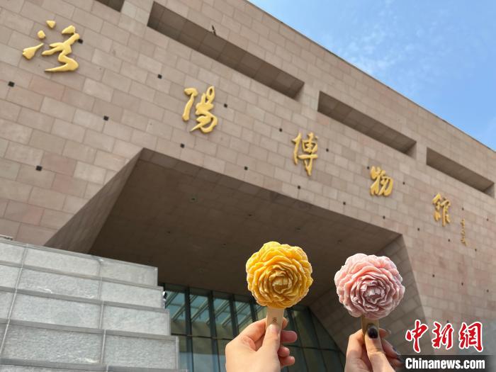 2024年5月,洛陽博物館推出的牡丹花文創雪糕。曾玥 攝