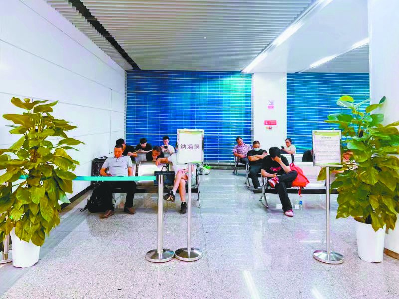     市民在纳凉区感受清凉