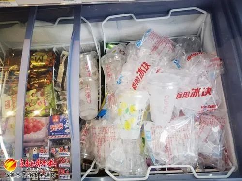 7月15日,乌鲁木齐市青河路八点半连锁便利店冰柜里的在售冰杯和冰袋。乌鲁木齐晚报记者 李宁艳摄