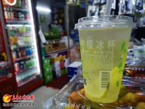 7月15日,在乌鲁木齐市金沙江小区福万家便利店,顾客展示用冰杯调制的柠檬茉莉乌龙冰茶。乌鲁木齐晚报记者 李宁艳摄