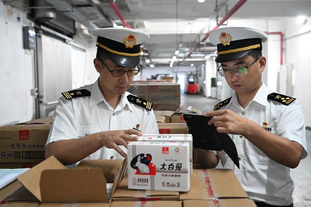 奉贤海关对光明冷饮开展属地查验(沈春琛 摄)