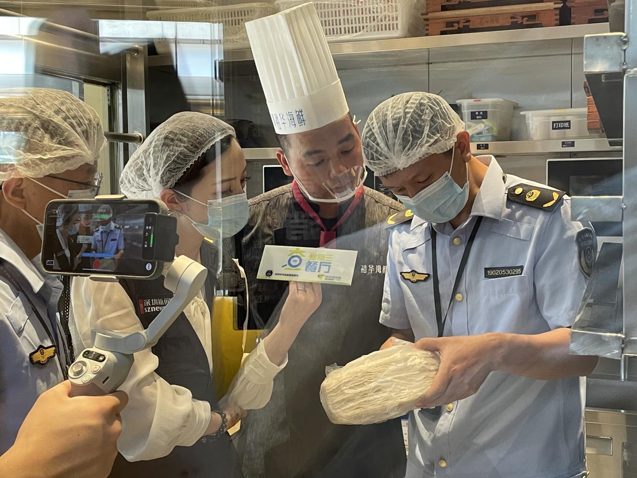 执法人员检查卷饼食材储存情况。